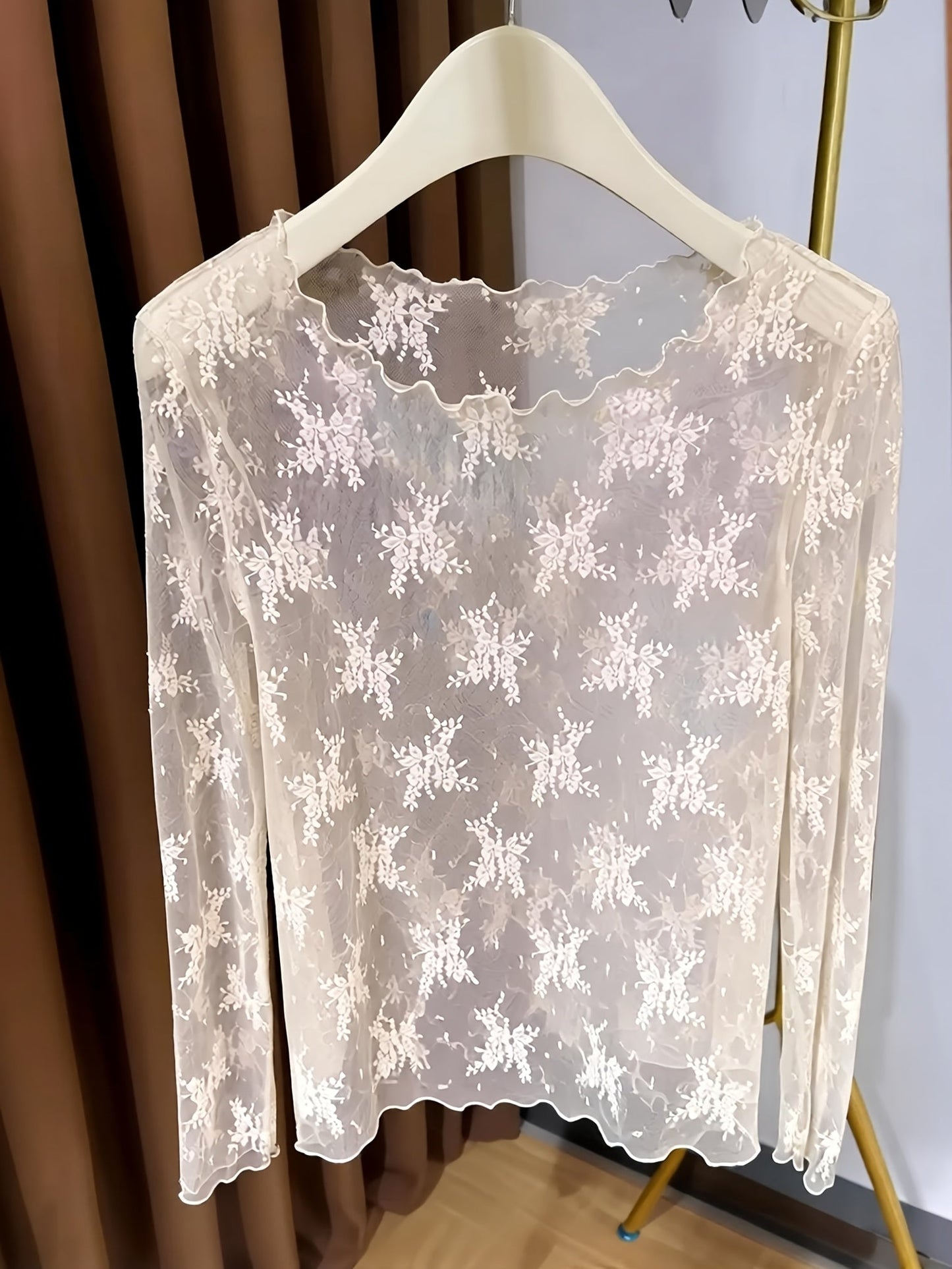 Dame langermet skjorte med blomsterbroderi og transparent design – Elegant overdel for stilfulle antrekk