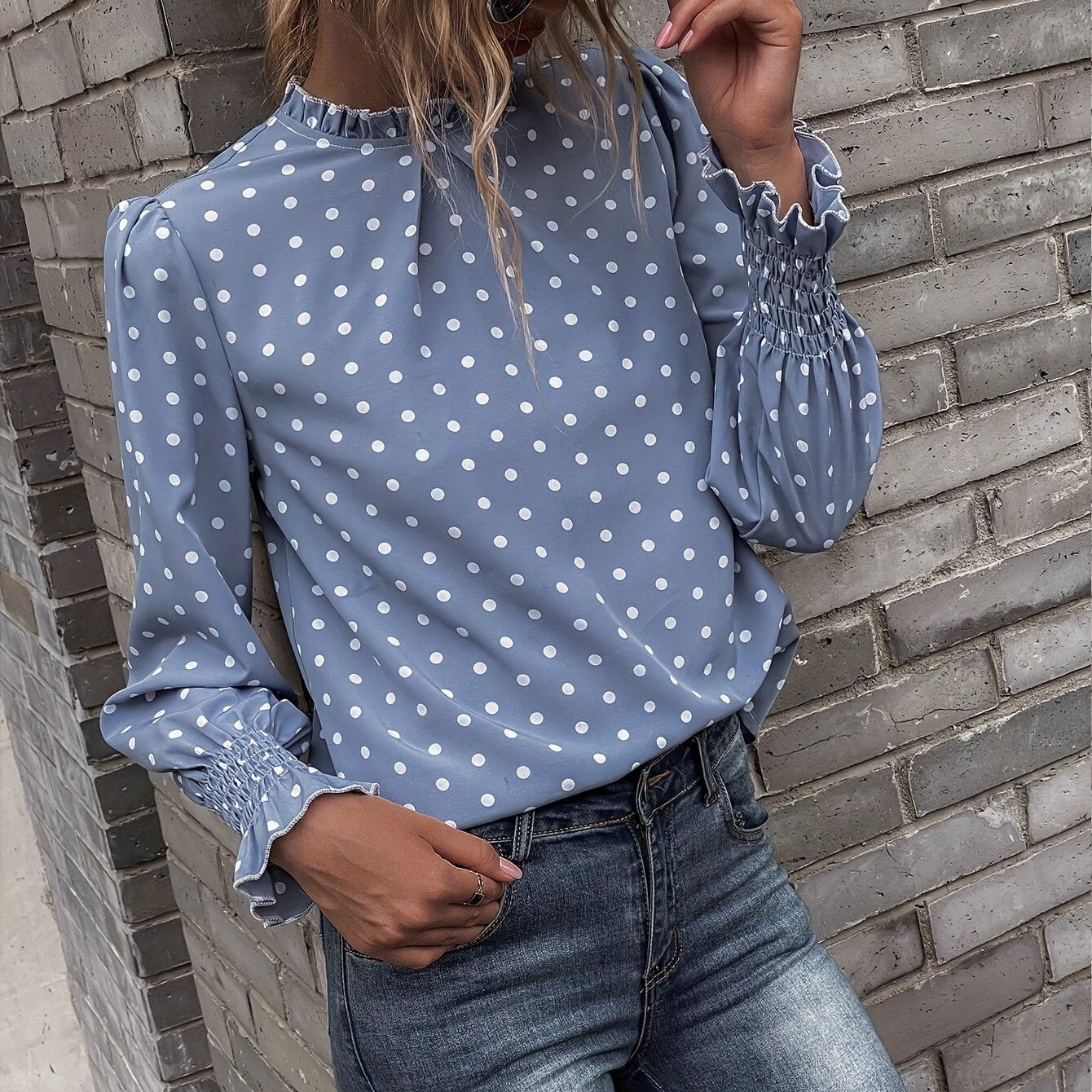 Blusa de mujer de manga larga, cuello mao con volantes, azul claro con estampado de lunares