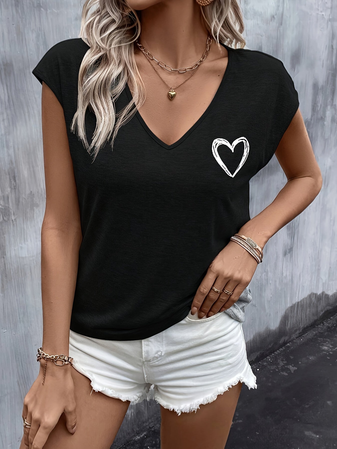 Damen T-Shirt mit Herzprint und V-Ausschnitt – Lässiges Sommer-Top für Freizeit und Alltag