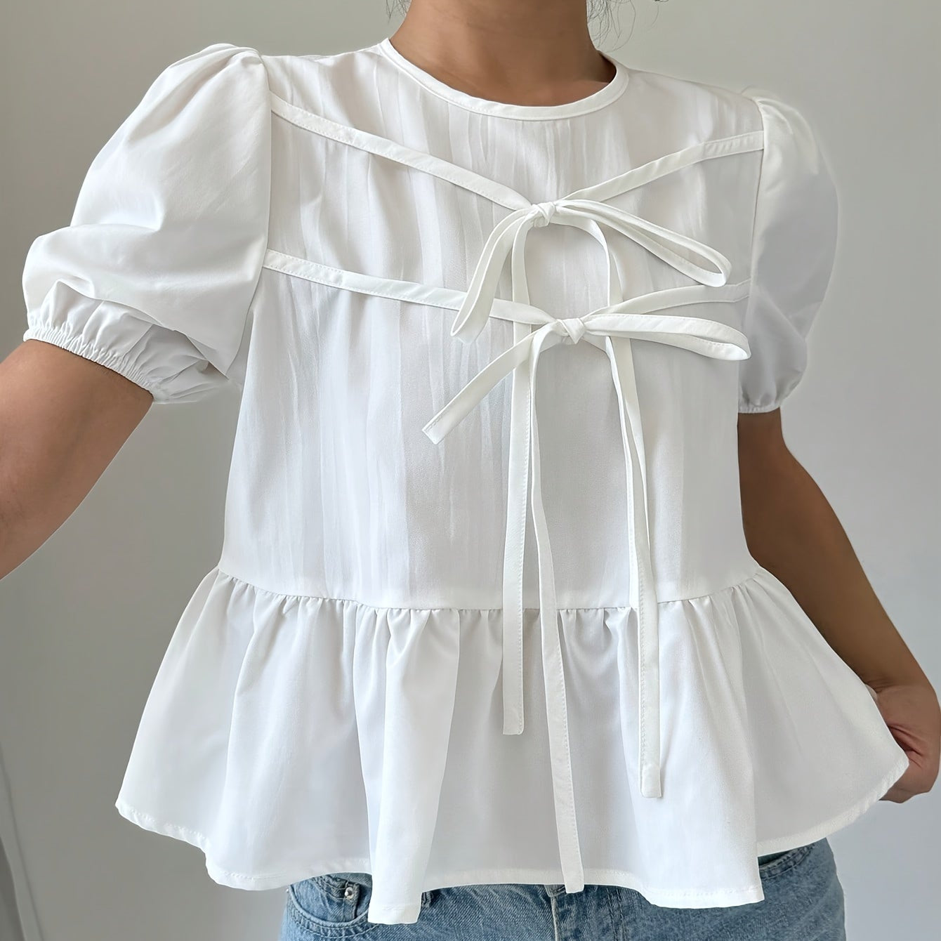 Blusa da donna con peplo, maniche a sbuffo e fiocchi – Look vintage romantico per tempo libero e uso quotidiano
