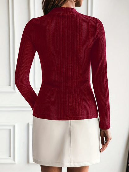 Maglione da donna in maglia a coste con collo alto, bottoni decorativi e maniche lunghe