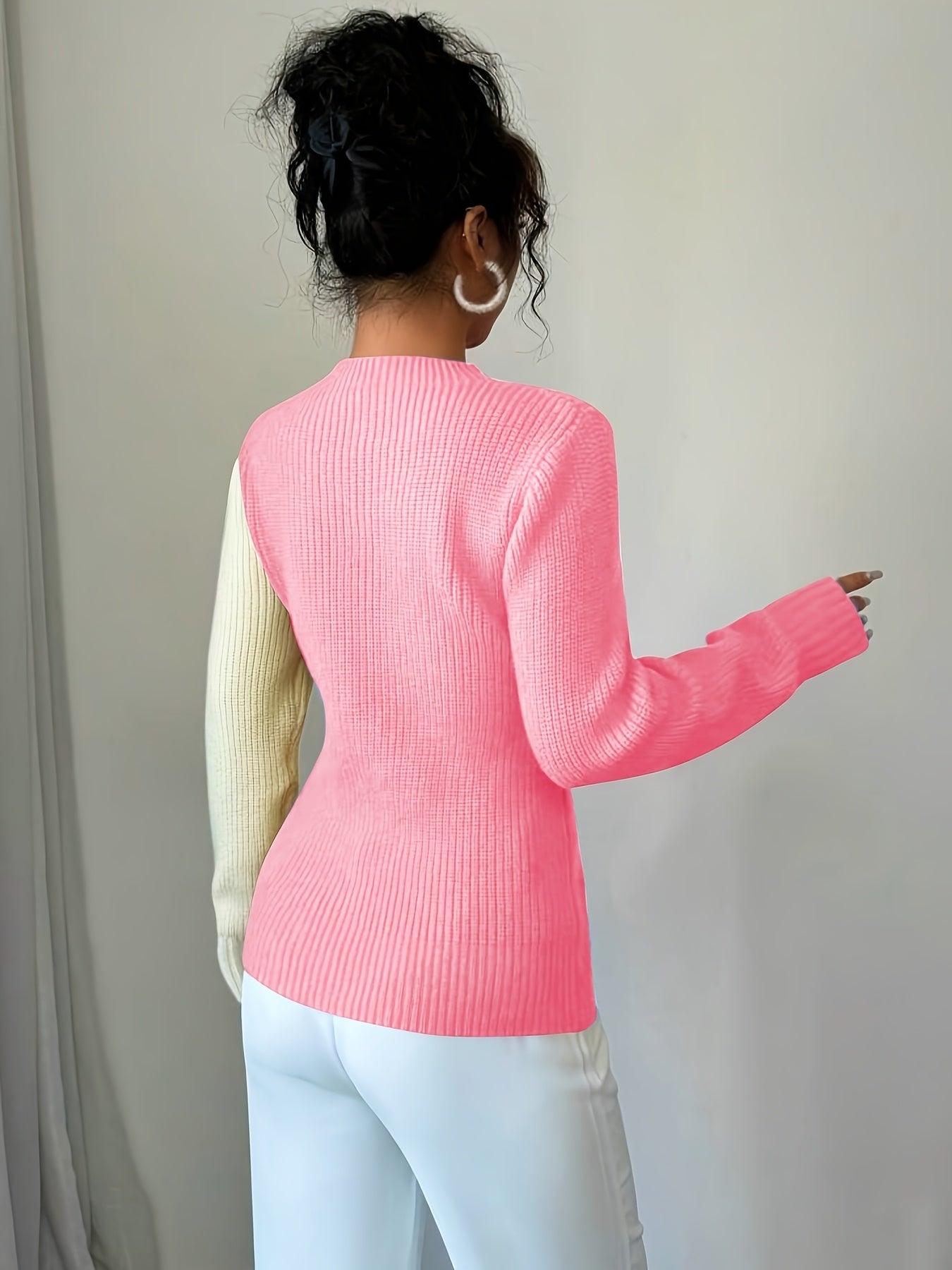 Pullover in maglia bicolore con motivo a cuori e collo alto da donna