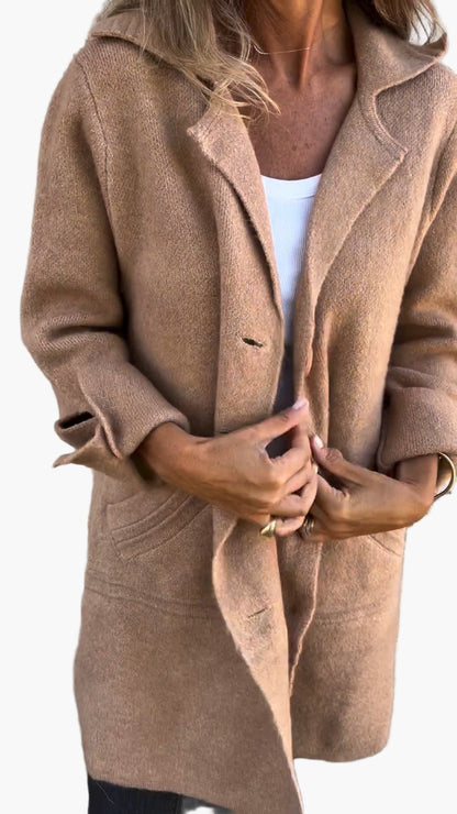 Damski długi płaszcz casual z mankietami – stylowy look przejściowy na co dzień i na wydarzenia