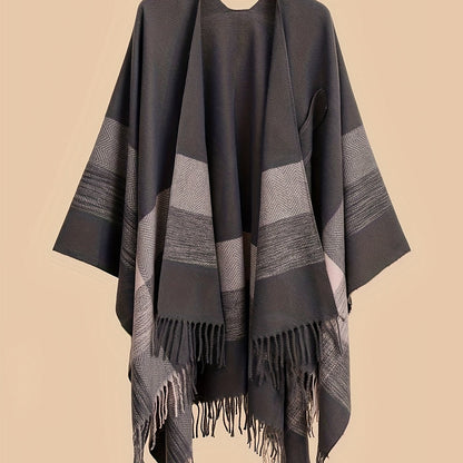 Poncho capa de mujer con flecos y frente abierto