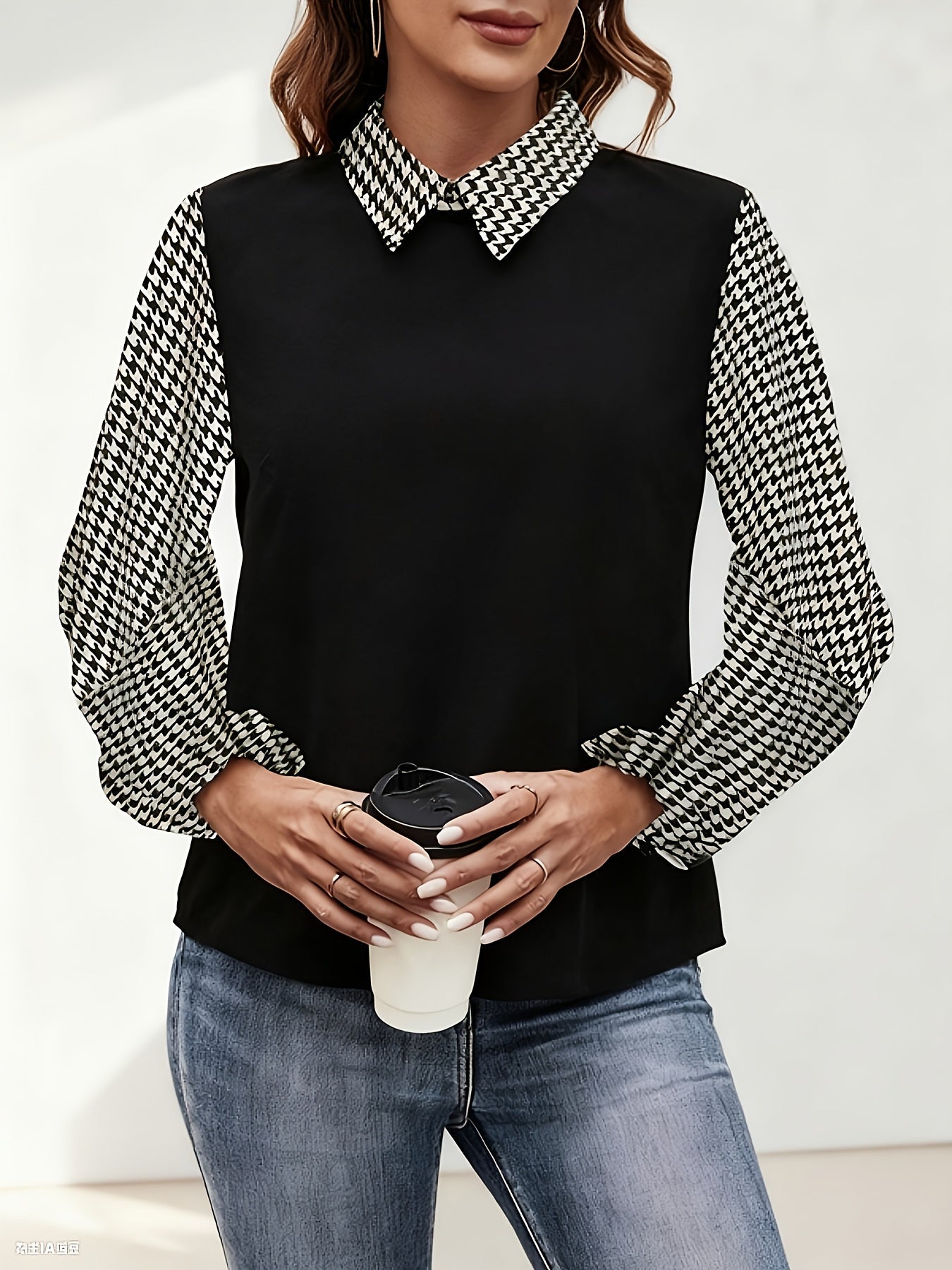 Blusa de mujer negra con estampado de pata de gallo, manga larga y cuello mao