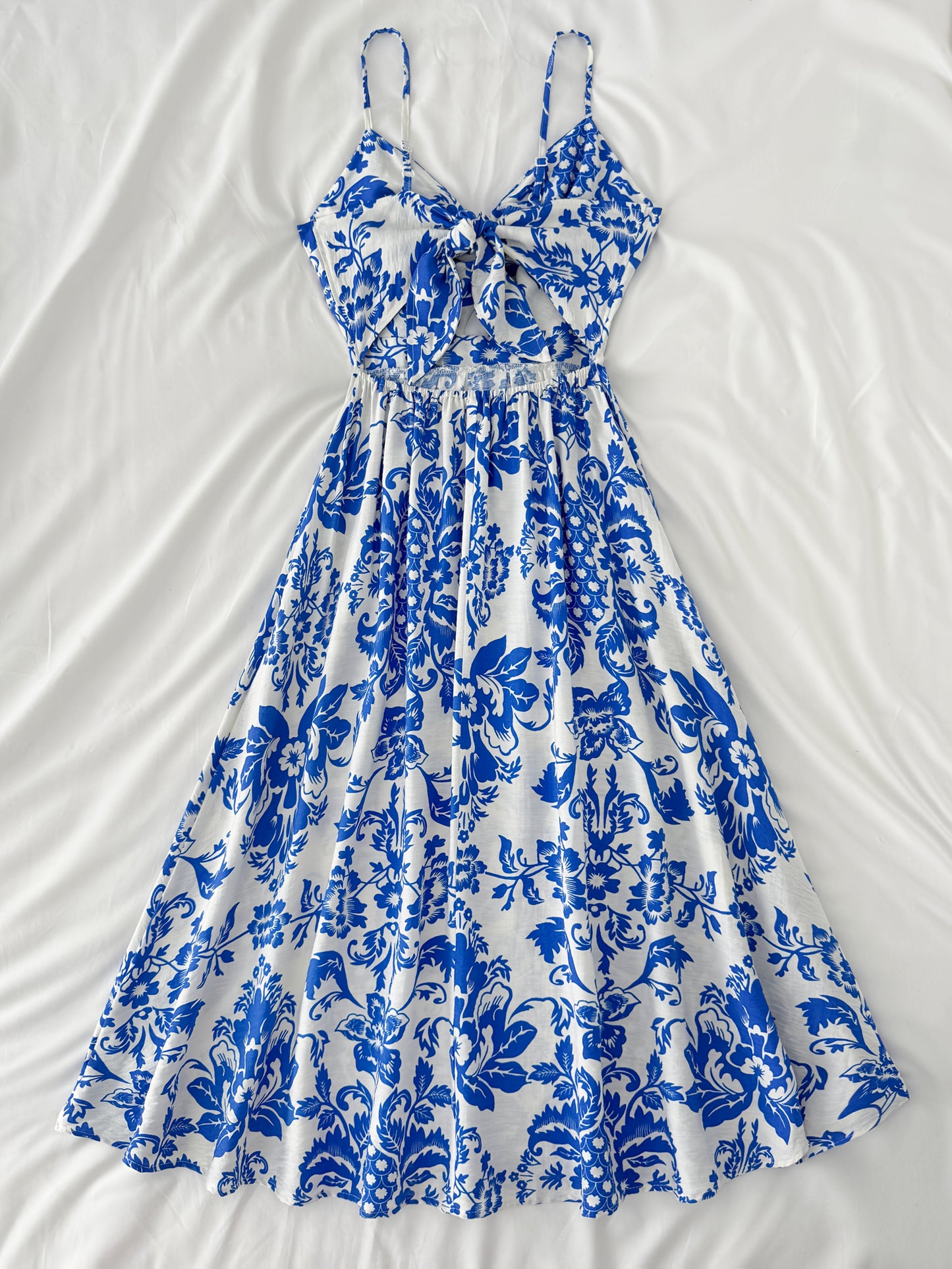 Robe midi d'été pour femme avec motif floral et découpe, tendance et féminine, idéale pour les loisirs et les vacances