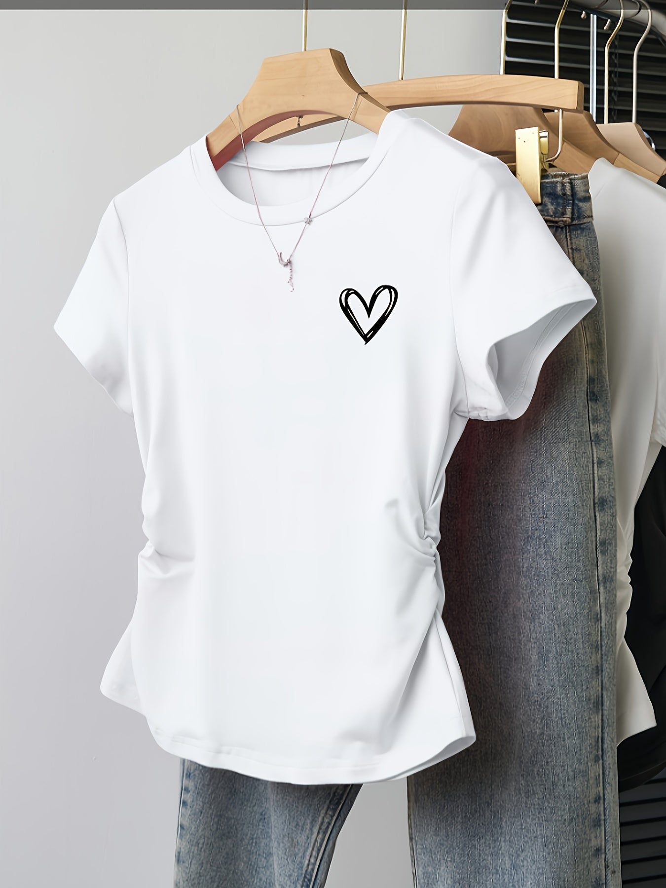 Camiseta para mujer con estampado de corazón y corte moderno – Ideal para día a día y ocio