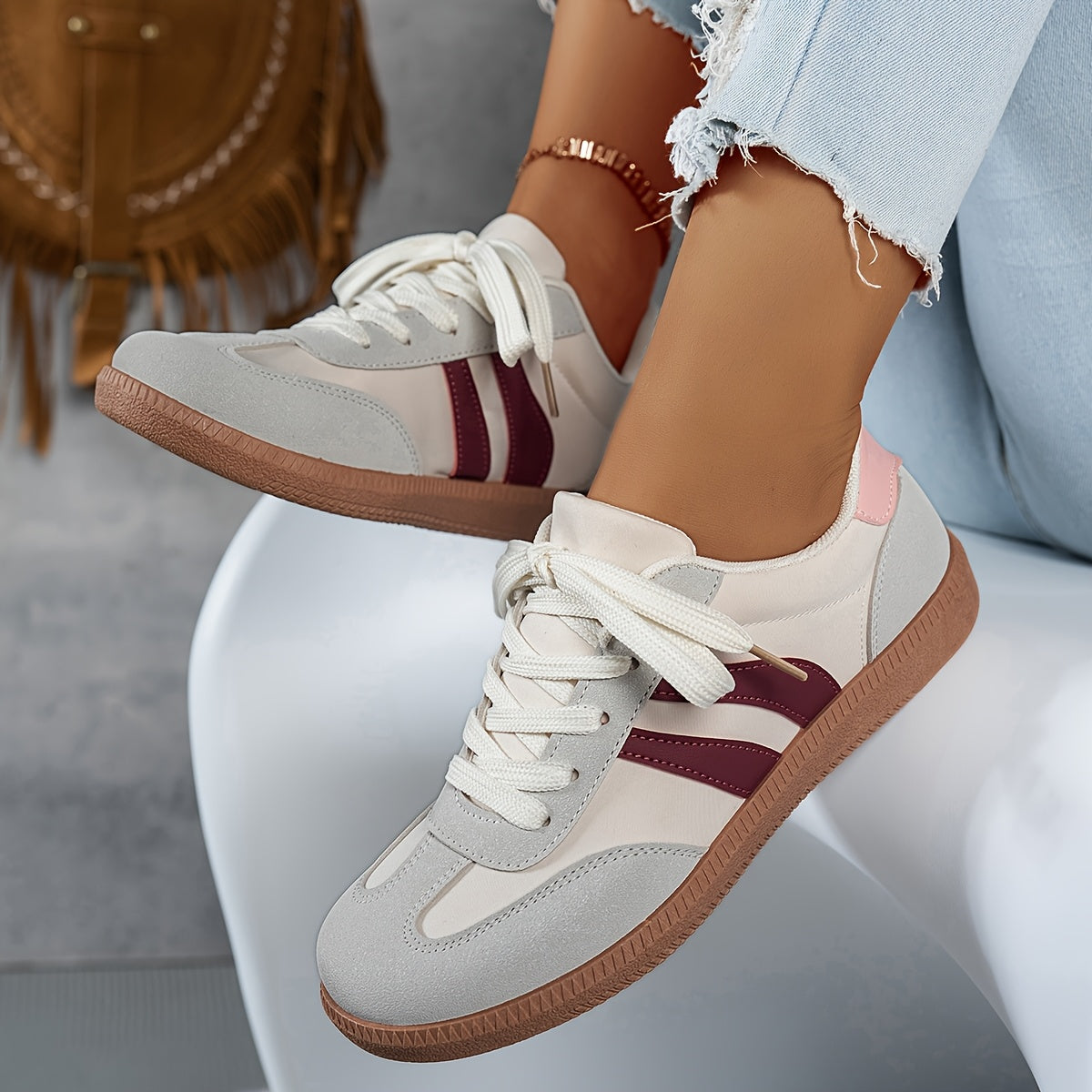 Damsneakers i retrostil med sportig design för vardag och fritid