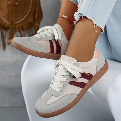Damsneakers i retrostil med sportig design för vardag och fritid