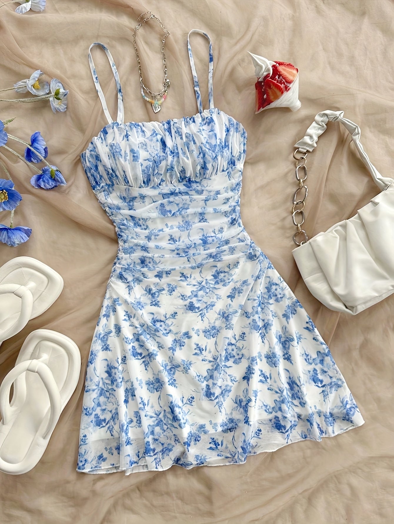 Dame sommerkjole elegant med blomsterprint og spaghetti-stropper – Perfekt til ferie og fritid