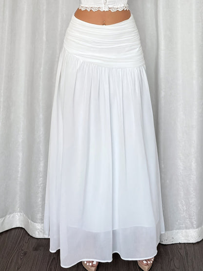 Gonna lunga da donna in stile resort sulla spiaggia, elegantemente drappeggiata, look estivo romantico