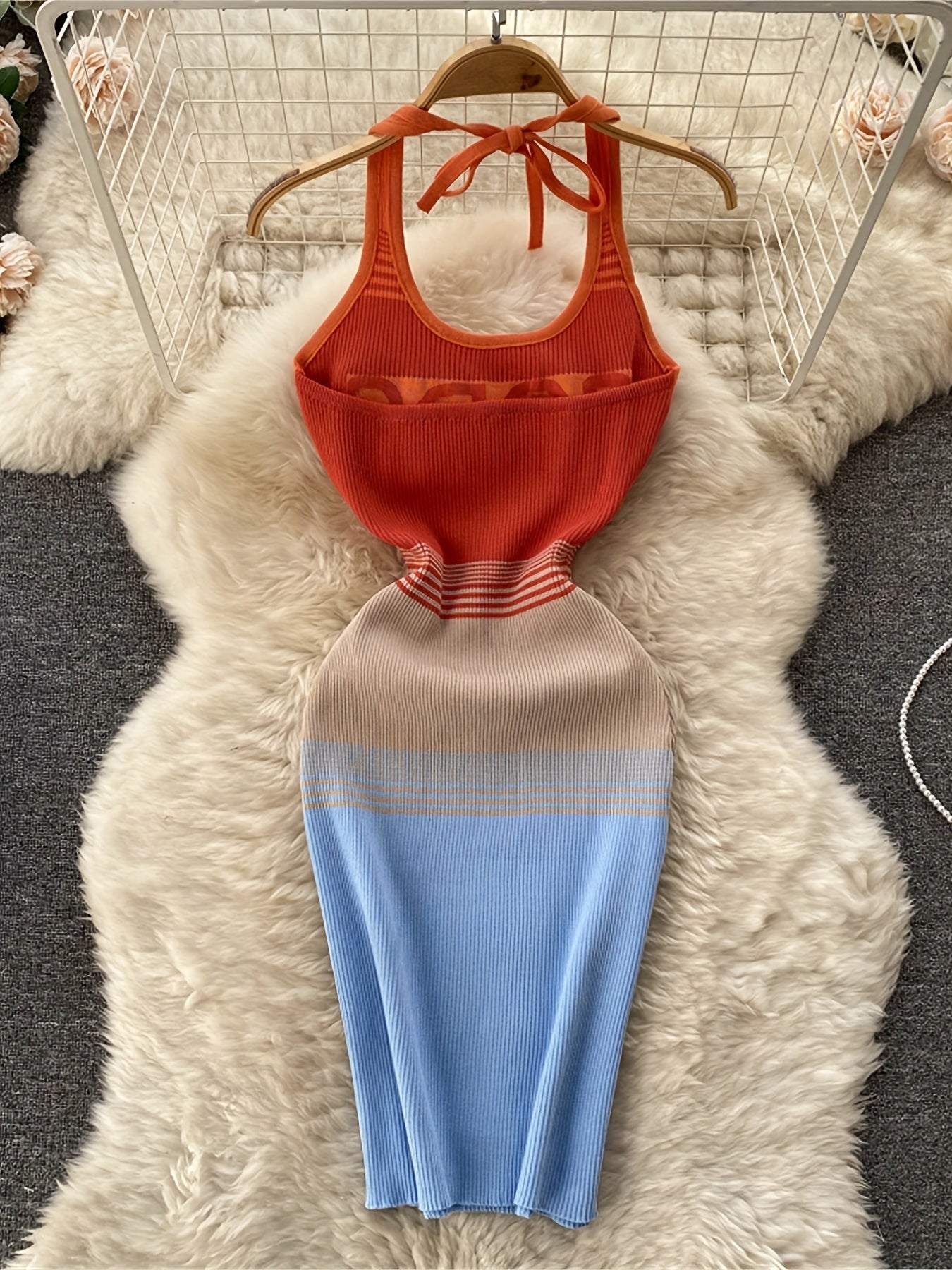 Damska sukienka bodycon z nadrukiem typu statement i sportowym panelem – modna streetwear na co dzień i na festiwale