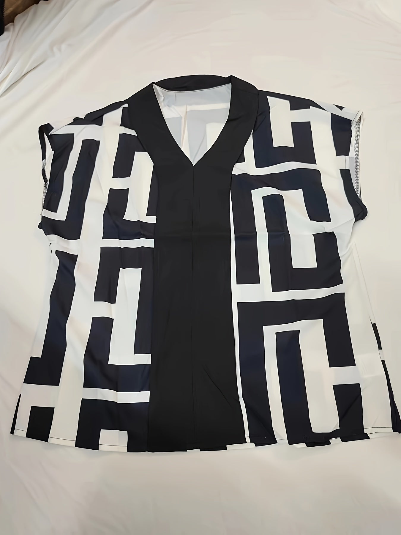 Damen Bluse mit grafischem Muster und V-Ausschnitt – Eleganter Business- und Freizeitstil