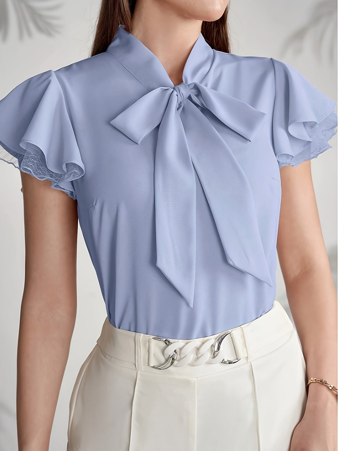 Damska bluzka z rękawami motylkowymi i kołnierzem z kokardą – Elegancki look do biura i na lato