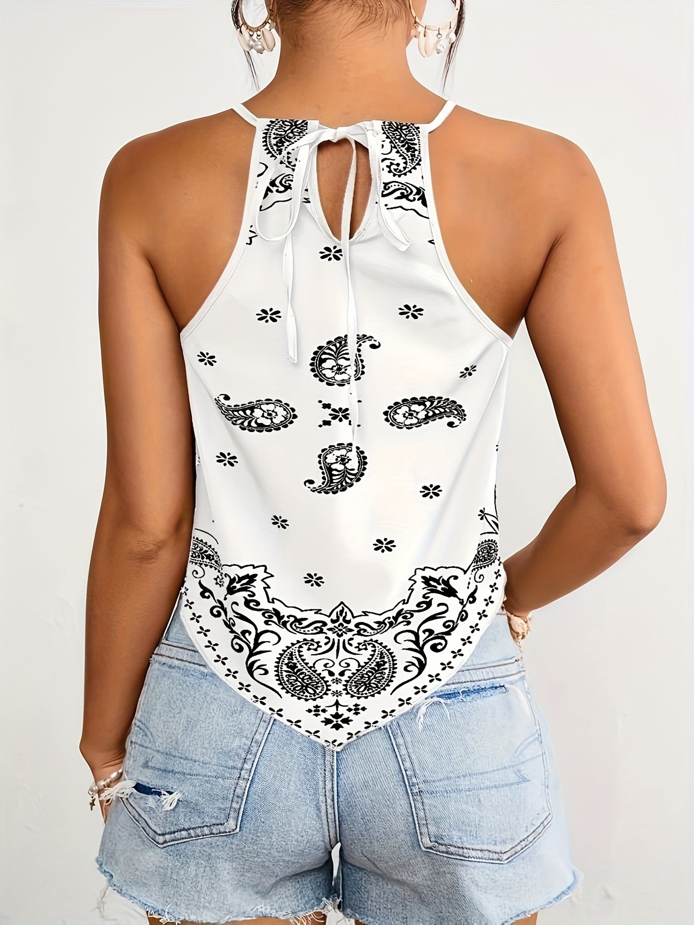 Dame bandana-top med paisley-mønster og halterneck – moderigtigt sommeroverdel til fritid og ferie