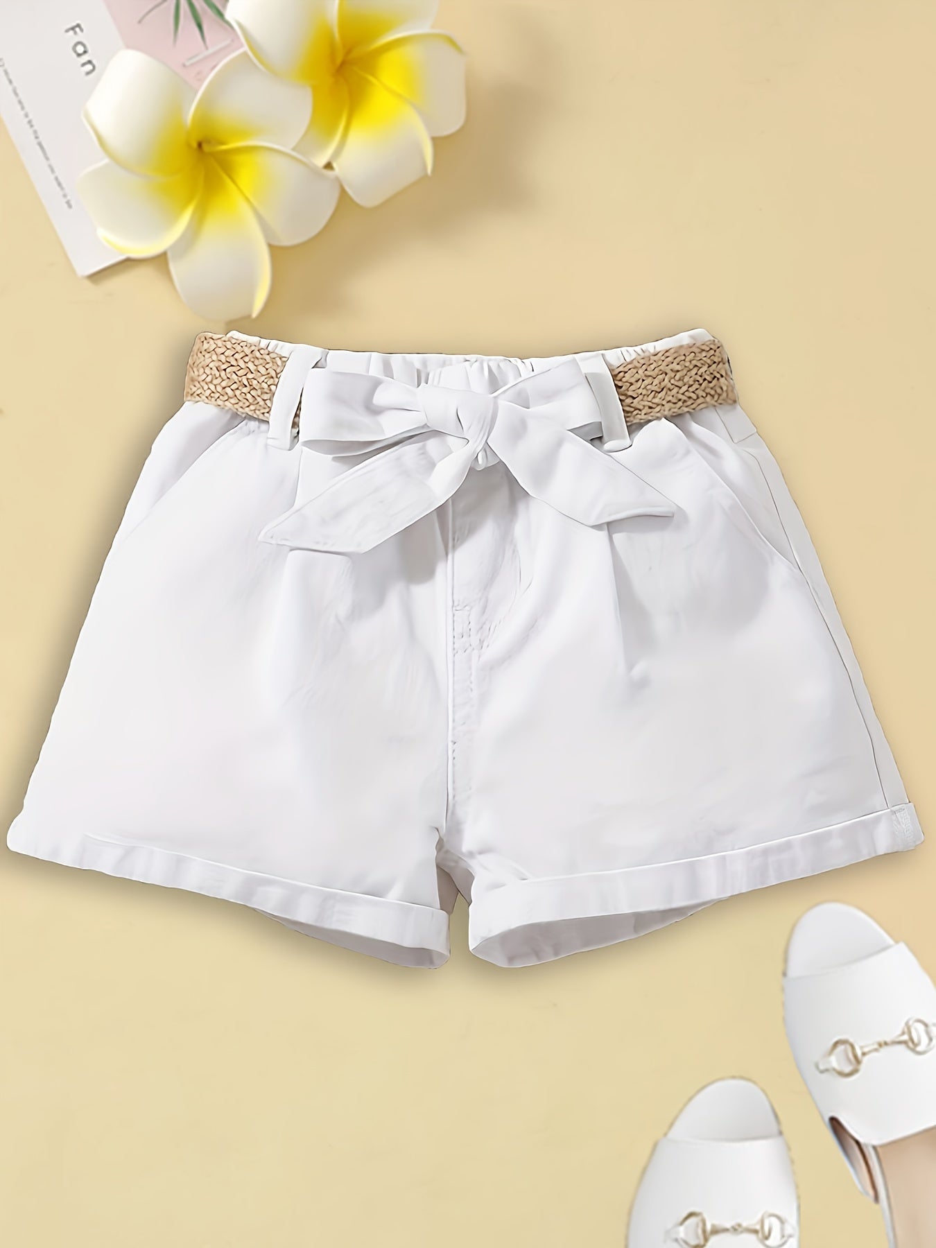 Dame paperbag-shorts i high-waist-stil med sløjfe og flettet bælte – moderigtige til fritid og ferie