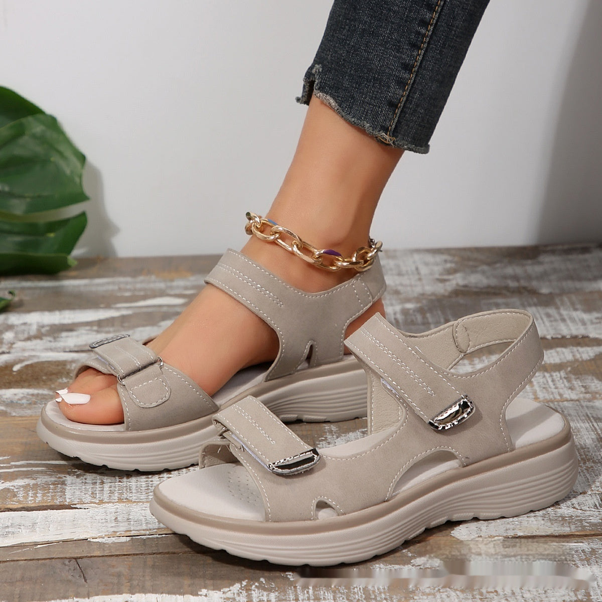 Audrey – Tykke sandaler med velcrolukning