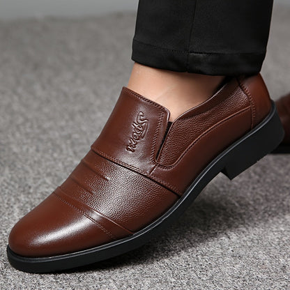 Herren Slipper mit weichem Futter, dunkler Sohle und Ziernähten