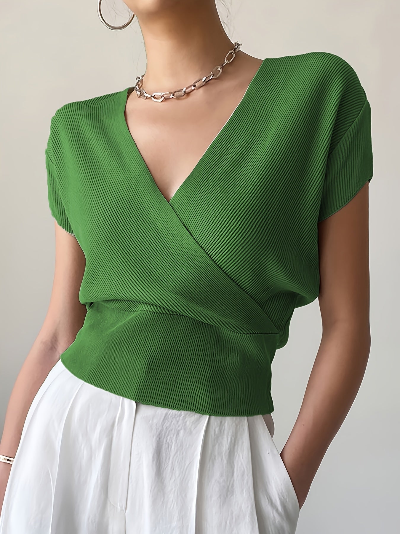 Dames wikkelshirt met V-hals en korte mouw – Modern vrijetijdstopje