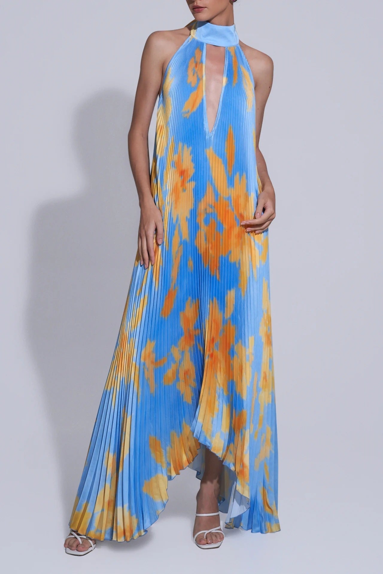 Chelsea – Vestido fluido con escote en V profundo y diseño de espalda descubierta