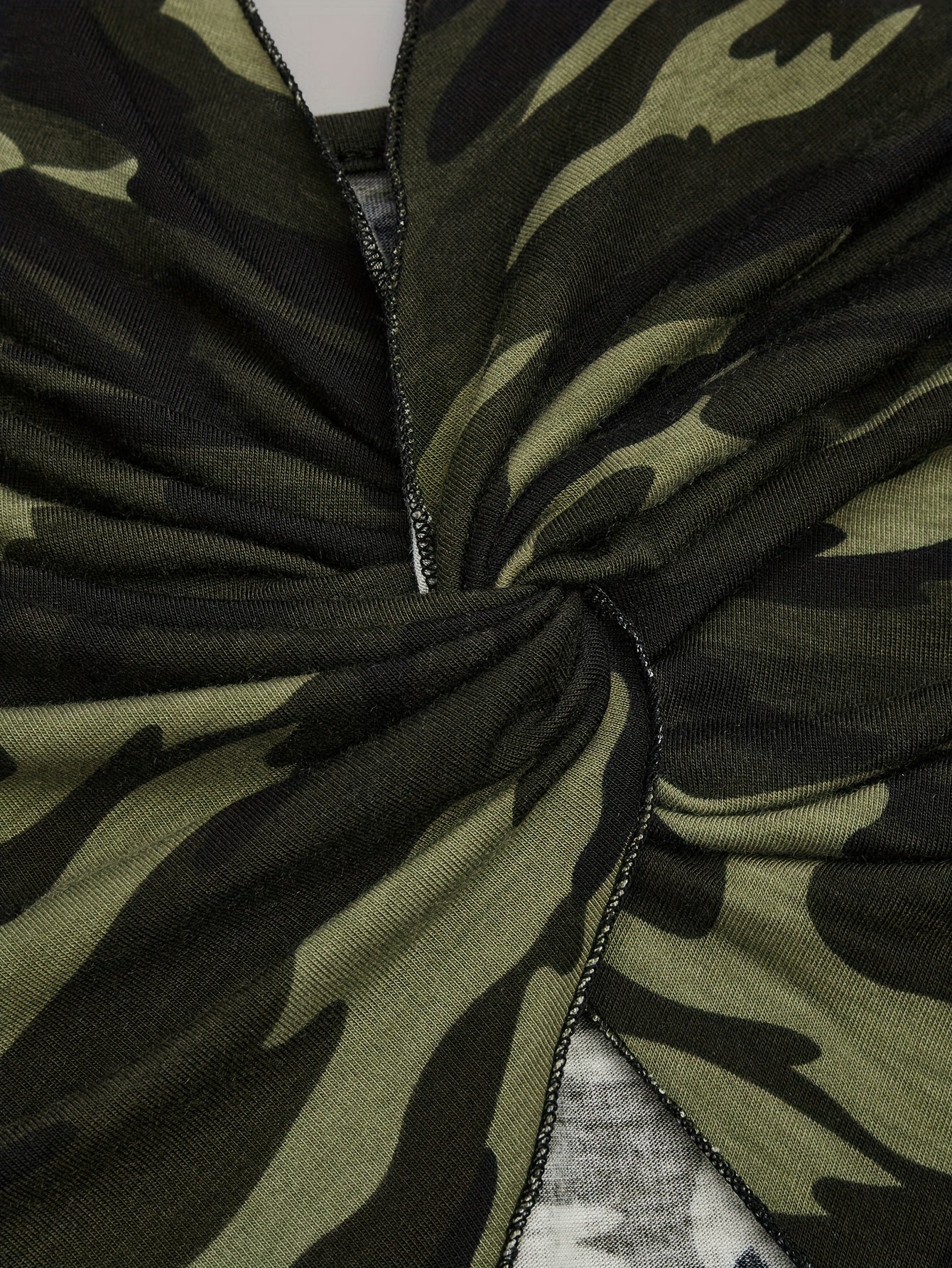 Dame camisole top med camouflageprint og tørklædekant – trendy streetwear til festivaler og natteliv