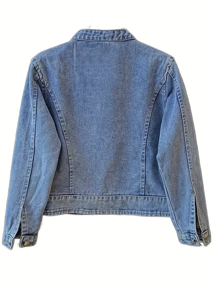 Lyseblå denimjakke til damer med broderede sommerfugle, ståkrave og kort snit