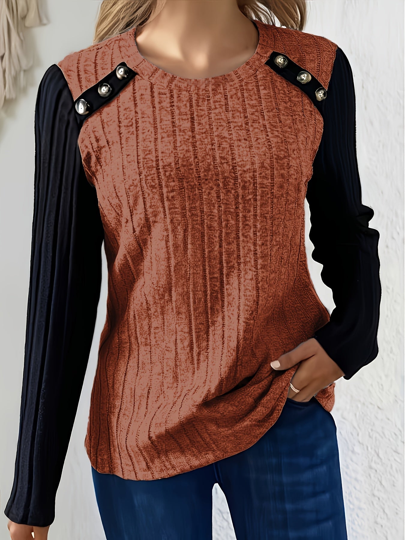 Langærmet dameshirt med rund hals, ribstrik og knapper på skuldrene