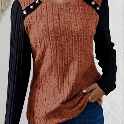Langærmet dameshirt med rund hals, ribstrik og knapper på skuldrene
