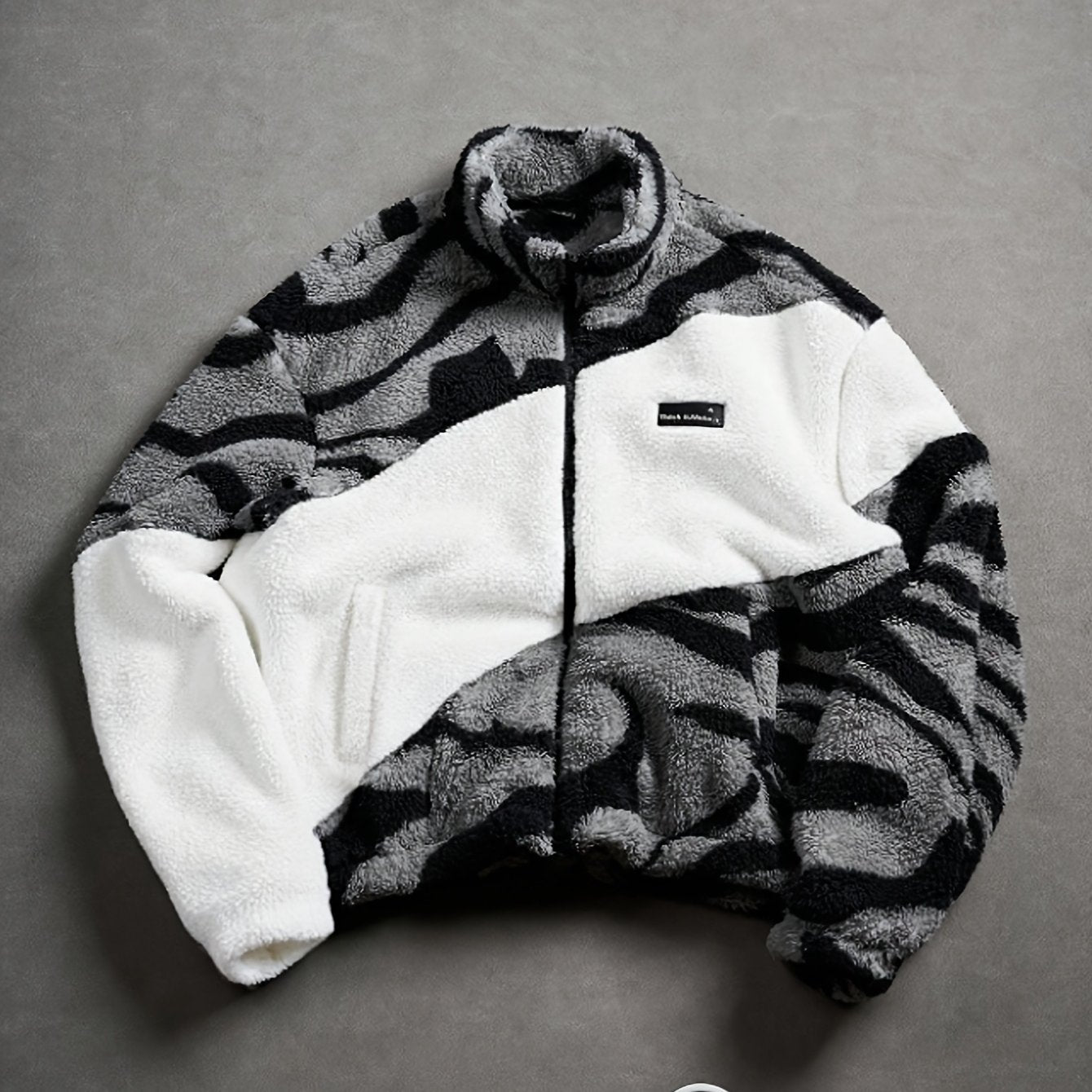 Chaqueta unisex de forro polar de peluche con estampado de cebra y cuello alto