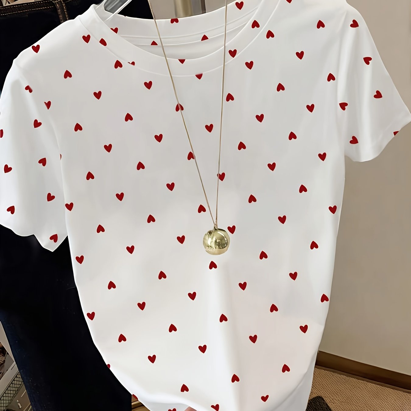 Dame T-shirt med Prikker – Elegant Fritidsstil til Sommeren