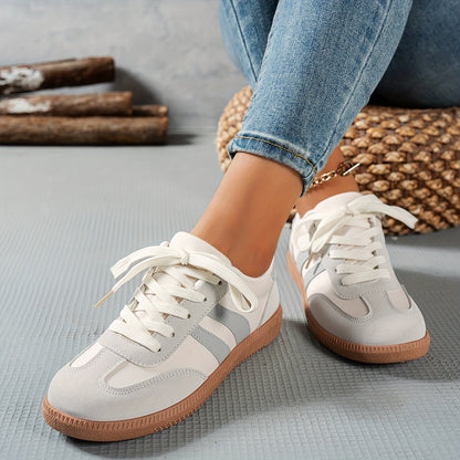 Damsneakers i retrostil med sportig design för vardag och fritid