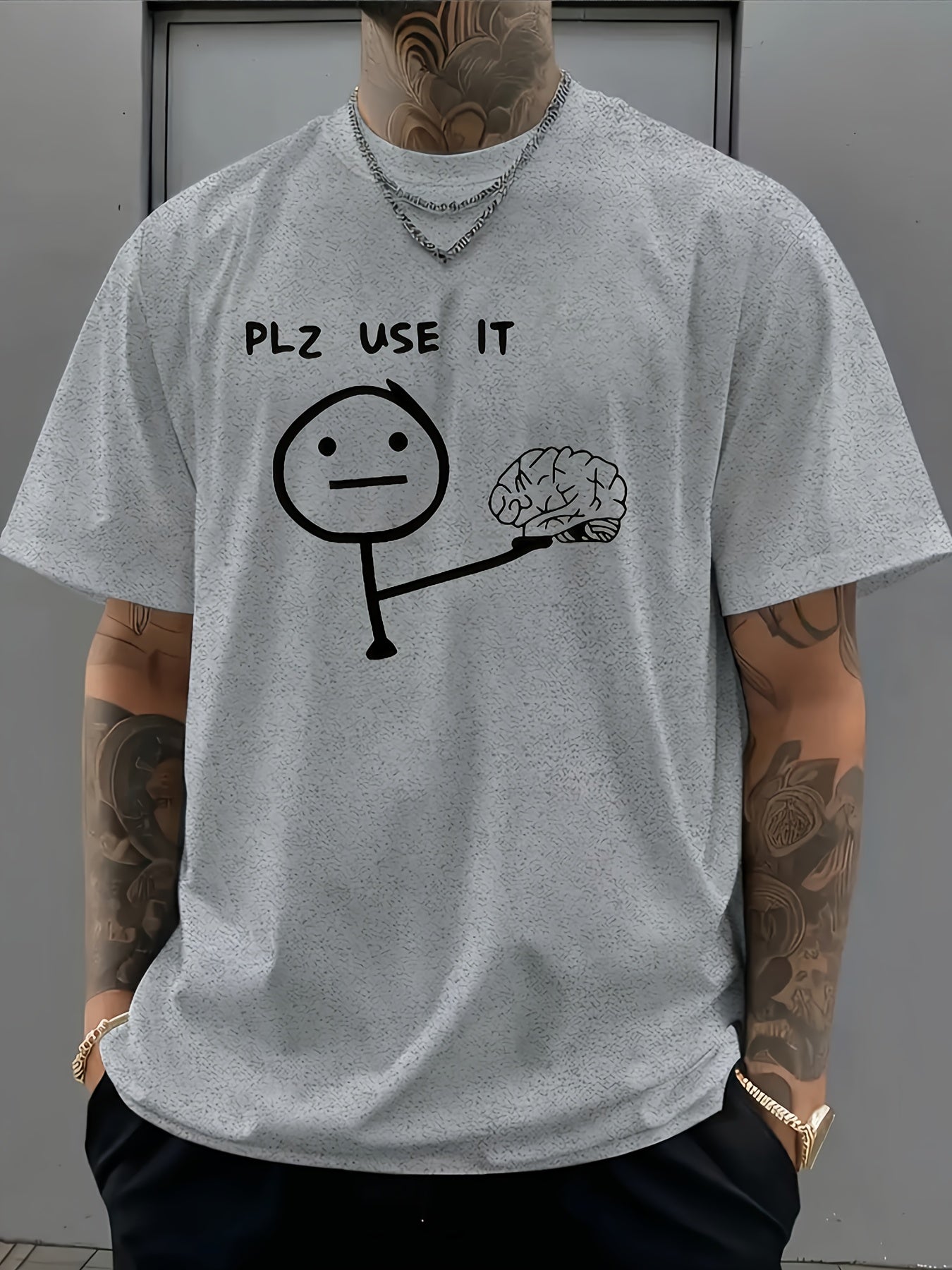 Herr T-shirt med roligt meme-tryck – "PLZ USE IT" – Casual streetwear för vardag och fritid
