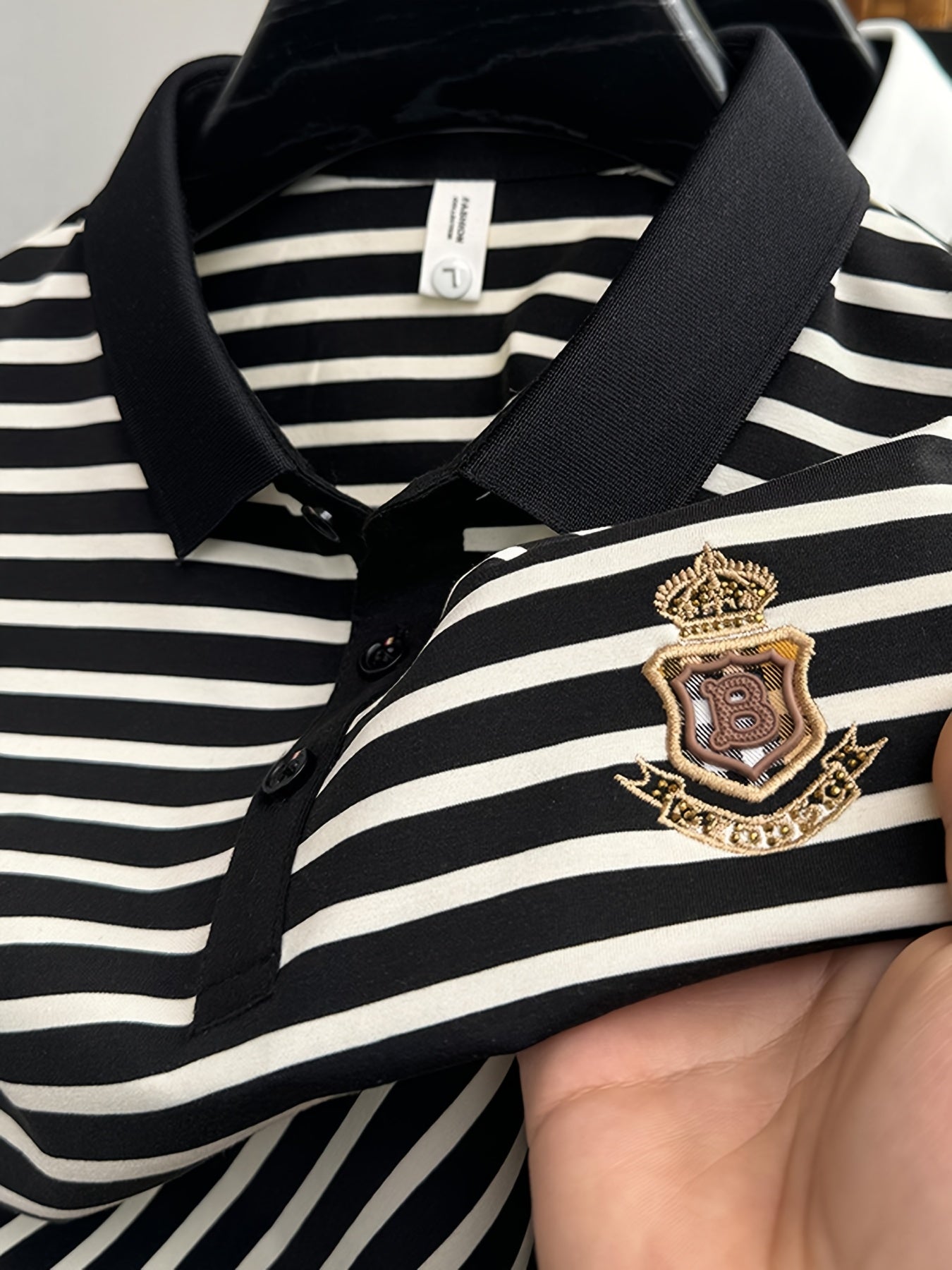 Męska koszulka polo w paski z emblematem na piersi – klasyczna, z krótkim rękawem, styl smart casual
