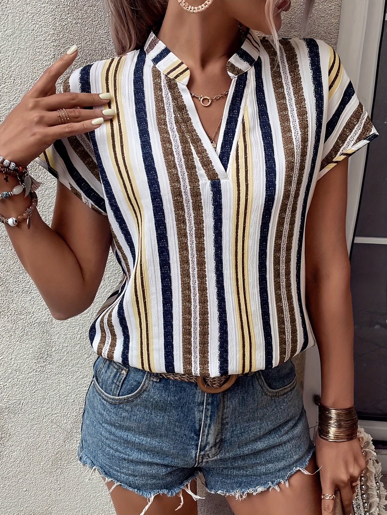 Dame elegant sommerbluse med stripemønster og V-hals – Perfekt for fritid og hverdag