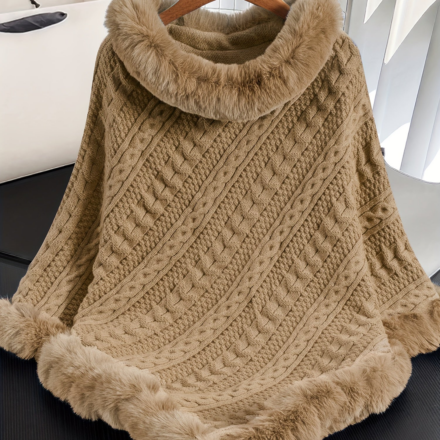 Strickponcho Damen mit Kunstfellbesatz Zopfmuster Kapuze