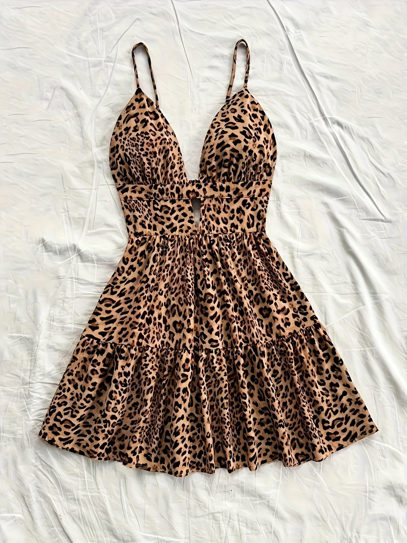 Vestito estivo corto da donna con motivo leopardato e orlo a balze – Abito casual alla moda con spalline sottili e cut-out