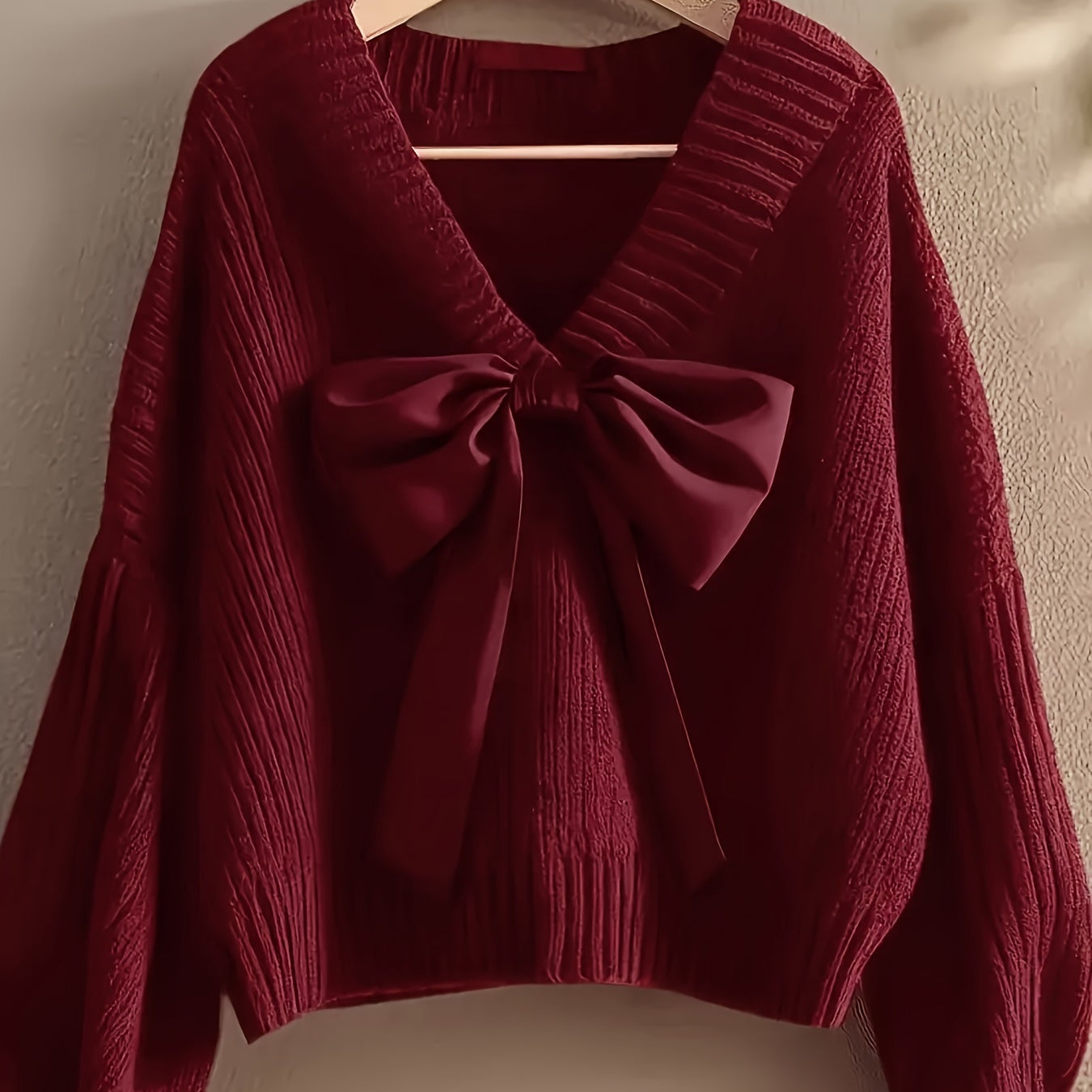 Pullover da donna in maglia grossa con scollo a V e grande fiocco