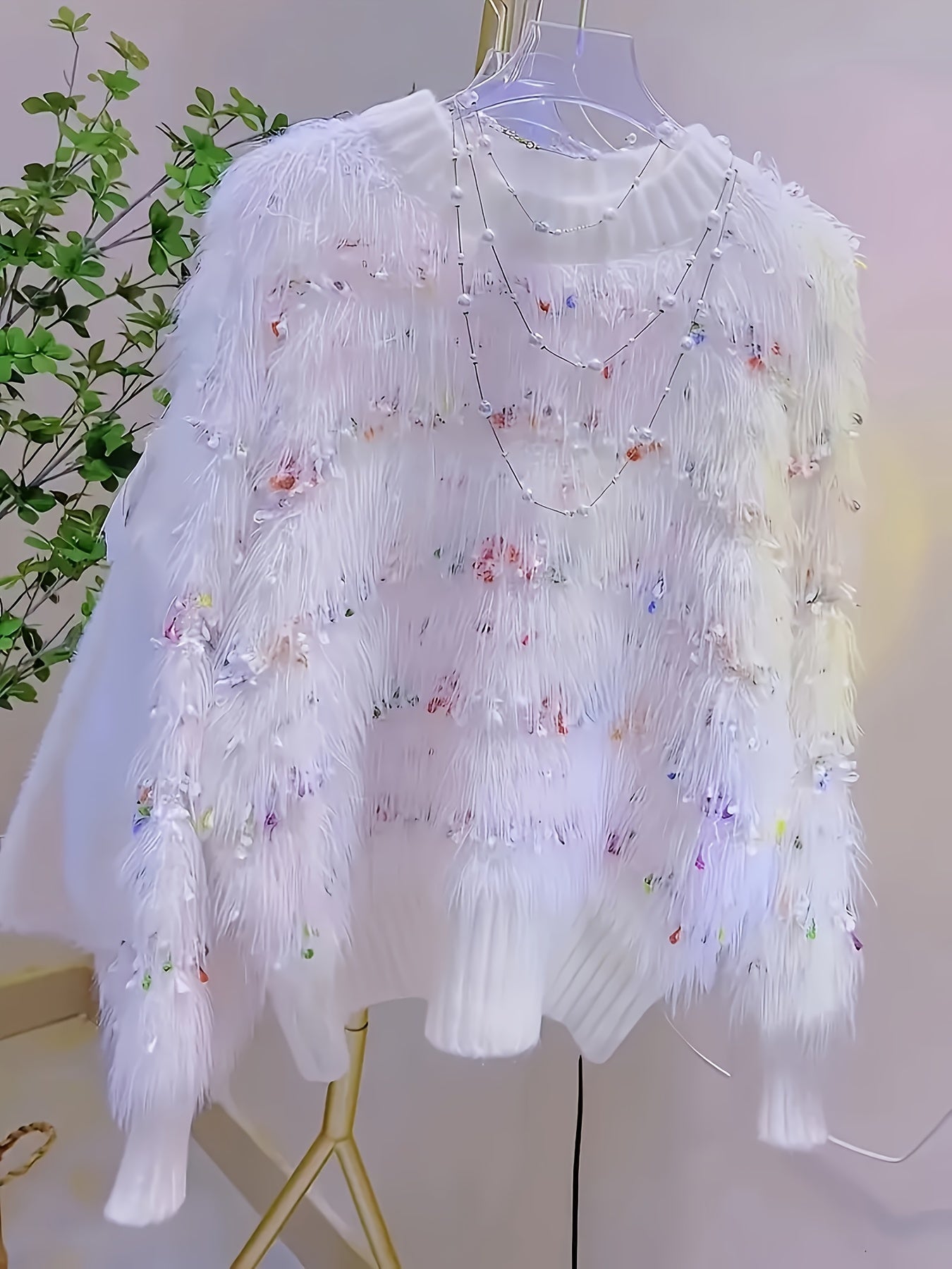 Maglione bianco da donna con frange e accenti colorati