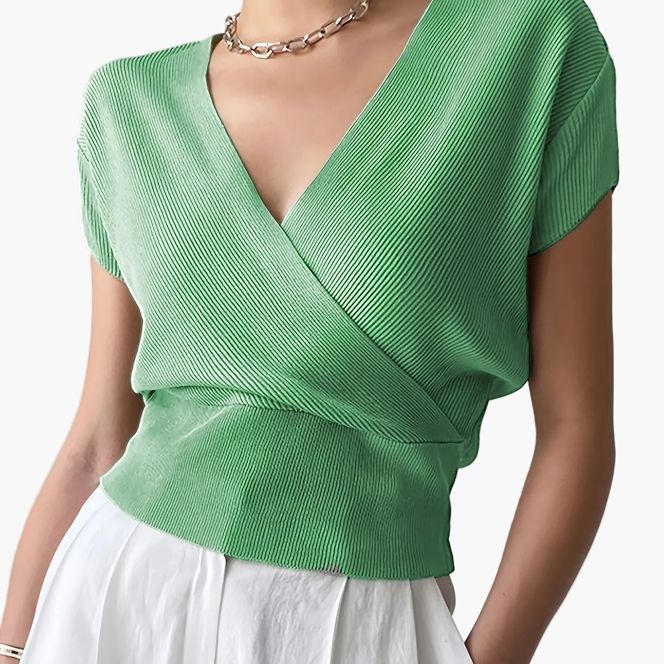Dames wikkelshirt met V-hals en korte mouw – Modern vrijetijdstopje