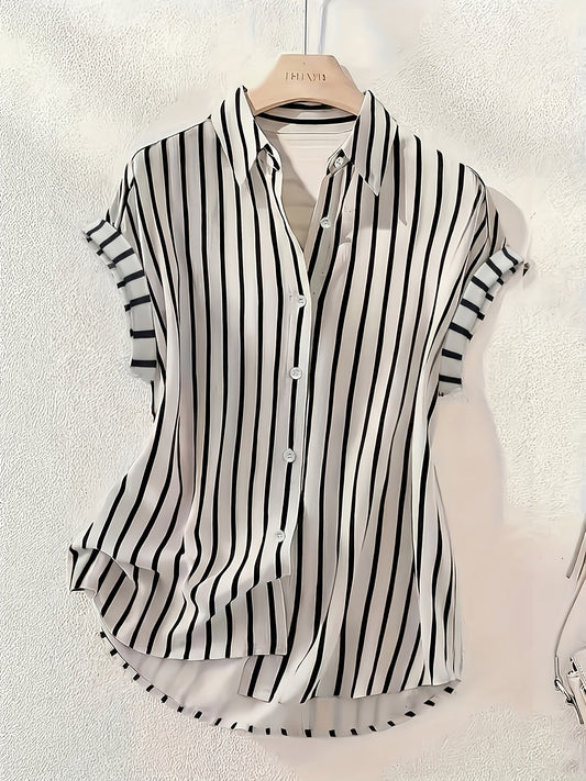 Damebluse med vertikalt stripemønster og kort erme – Elegant sommerstil, kontor og fritid