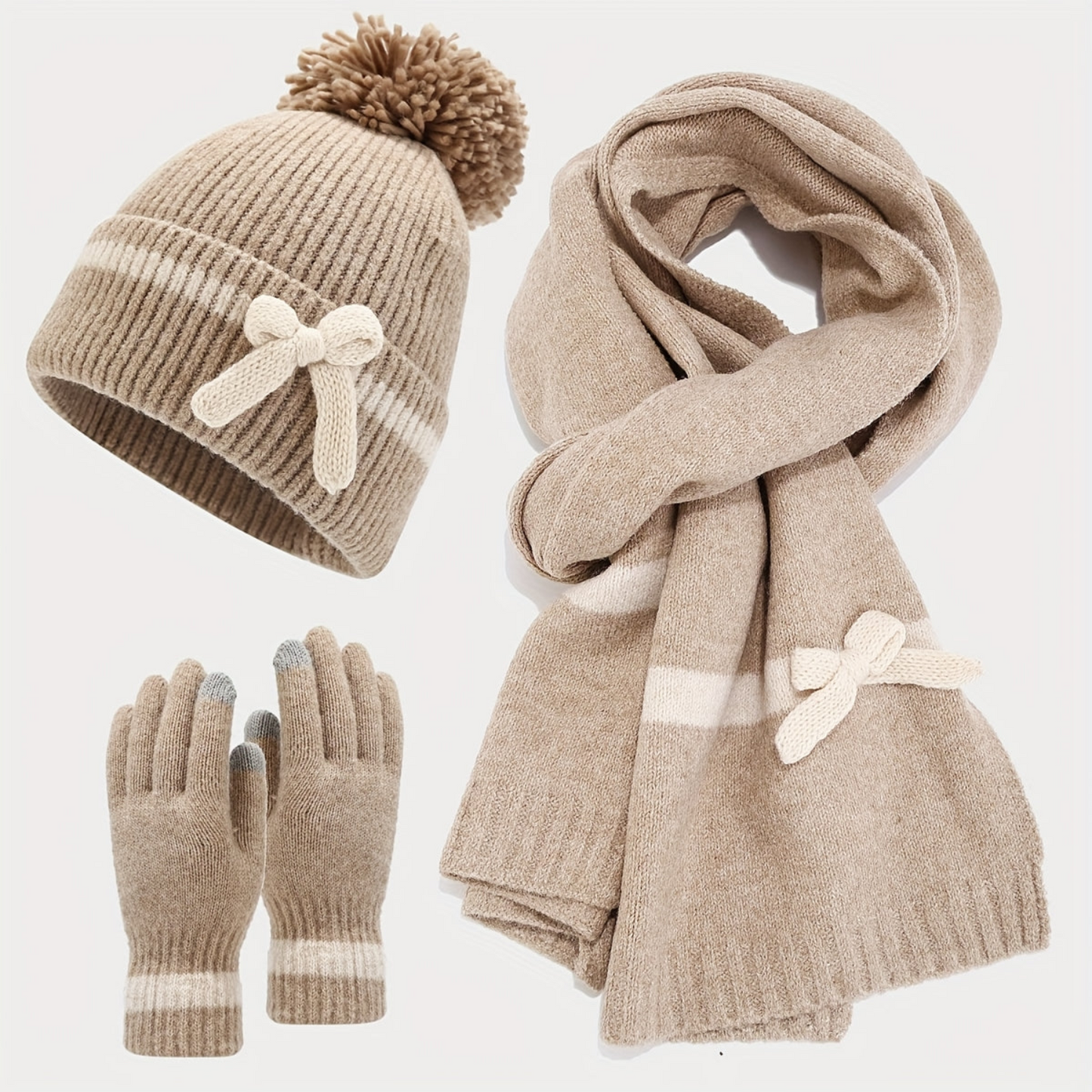 Gestricktes Winterset mit Mütze, Schal und Handschuhen, Pompon & Schleife, Beige