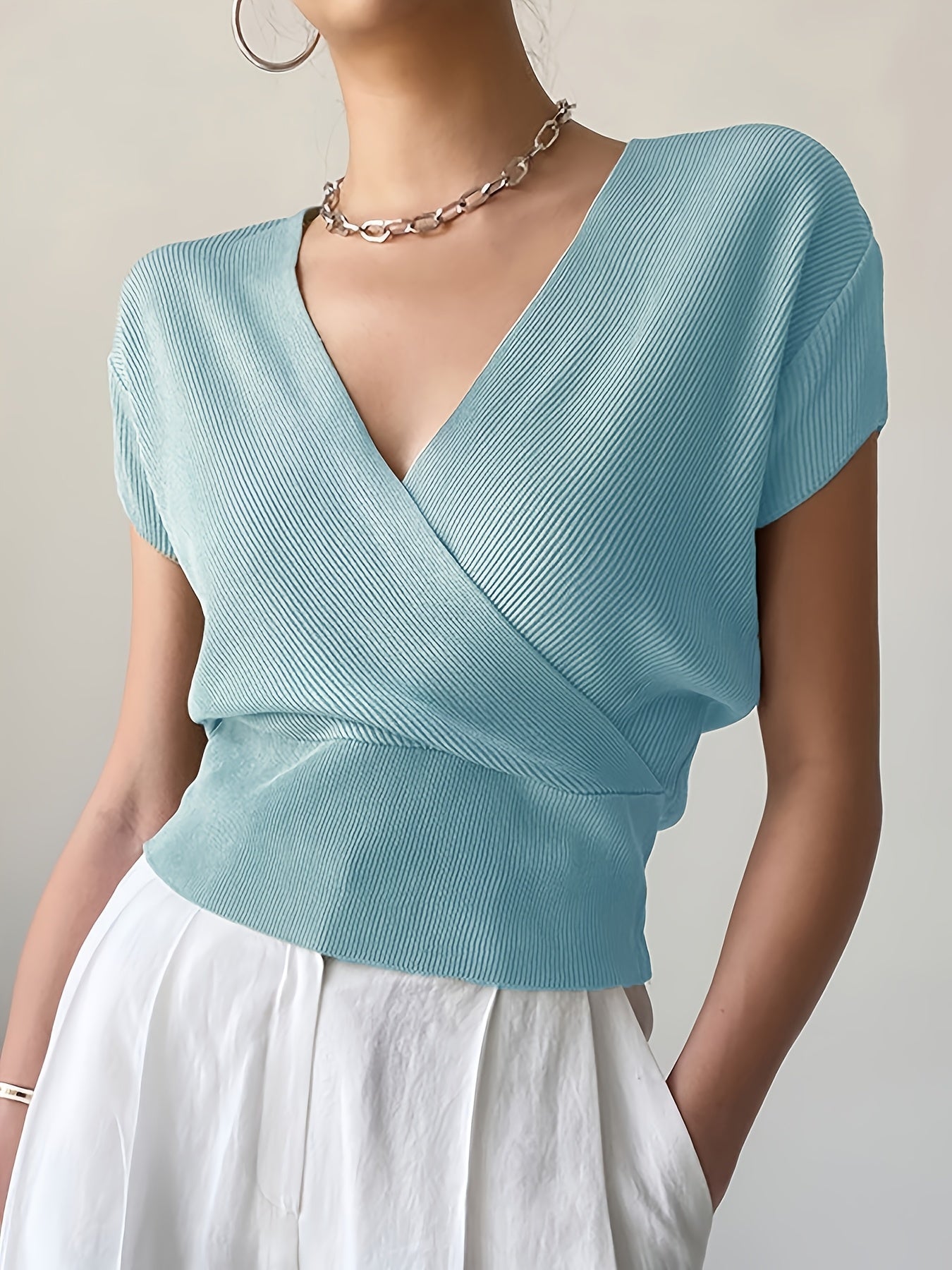 Dames wikkelshirt met V-hals en korte mouw – Modern vrijetijdstopje