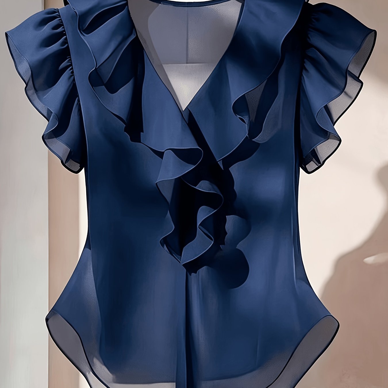 Damevolantbluse med V-hals og volanger – Elegant chiffongbluse for kontor og kveld