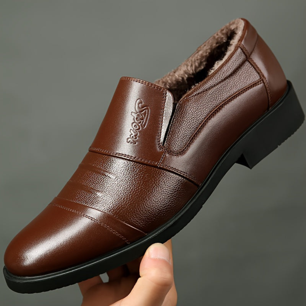 Herren Slipper mit weichem Futter, dunkler Sohle und Ziernähten