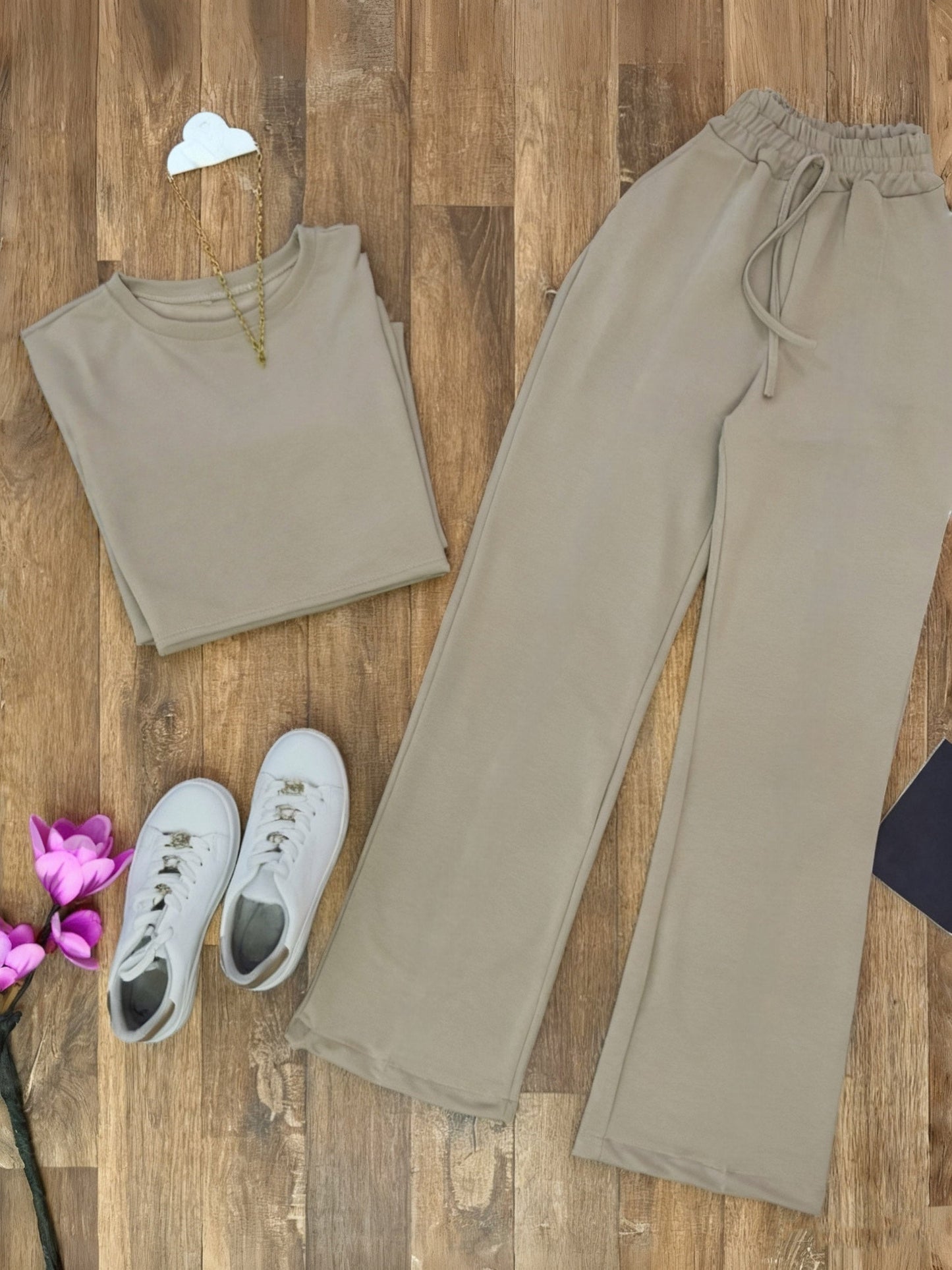 Completo da donna per il tempo libero, top corto a maniche lunghe e pantaloni ampi, beige
