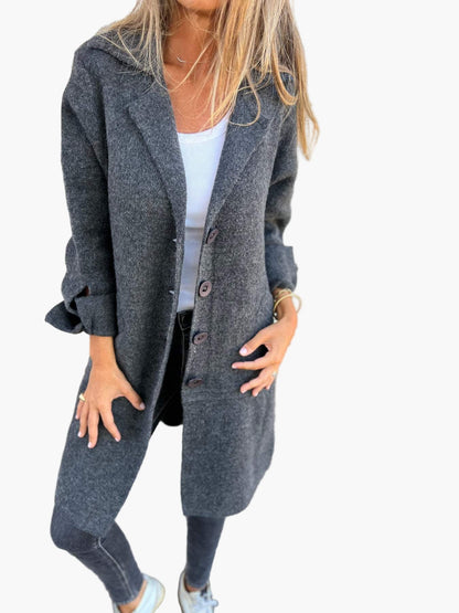 Damski długi płaszcz casual z mankietami – stylowy look przejściowy na co dzień i na wydarzenia