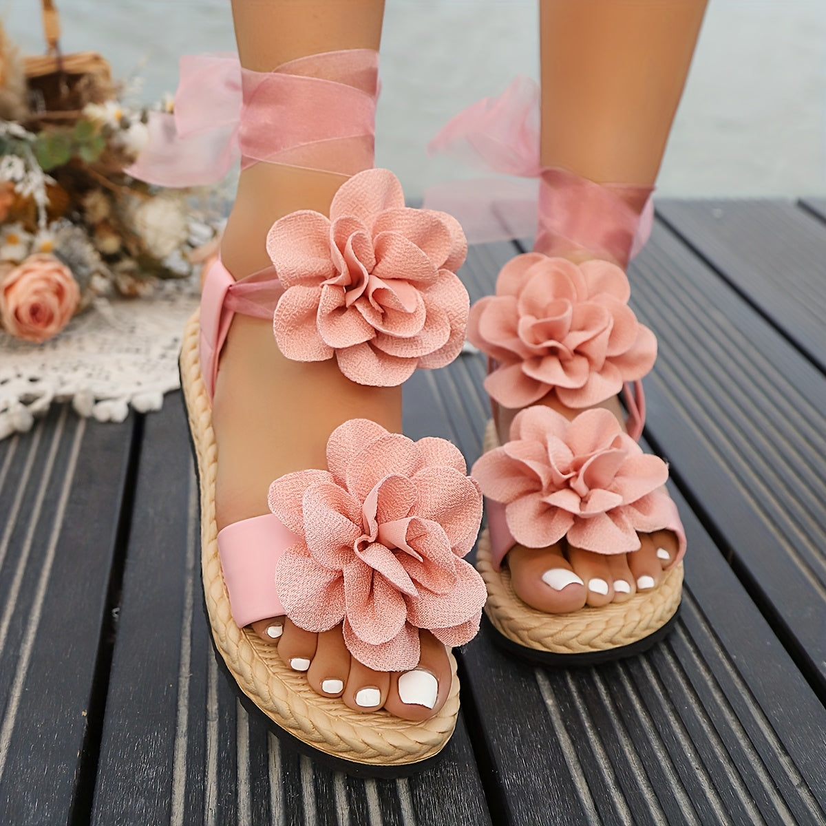 Sandalias de mujer con adornos de flores y lazos – Estilo veraniego juguetón para ocasiones festivas