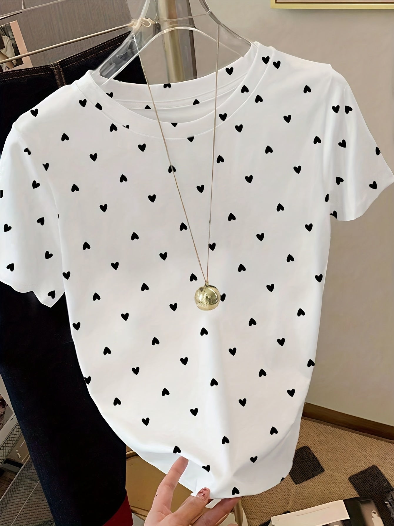 Dame T-shirt med Prikker – Elegant Fritidsstil til Sommeren