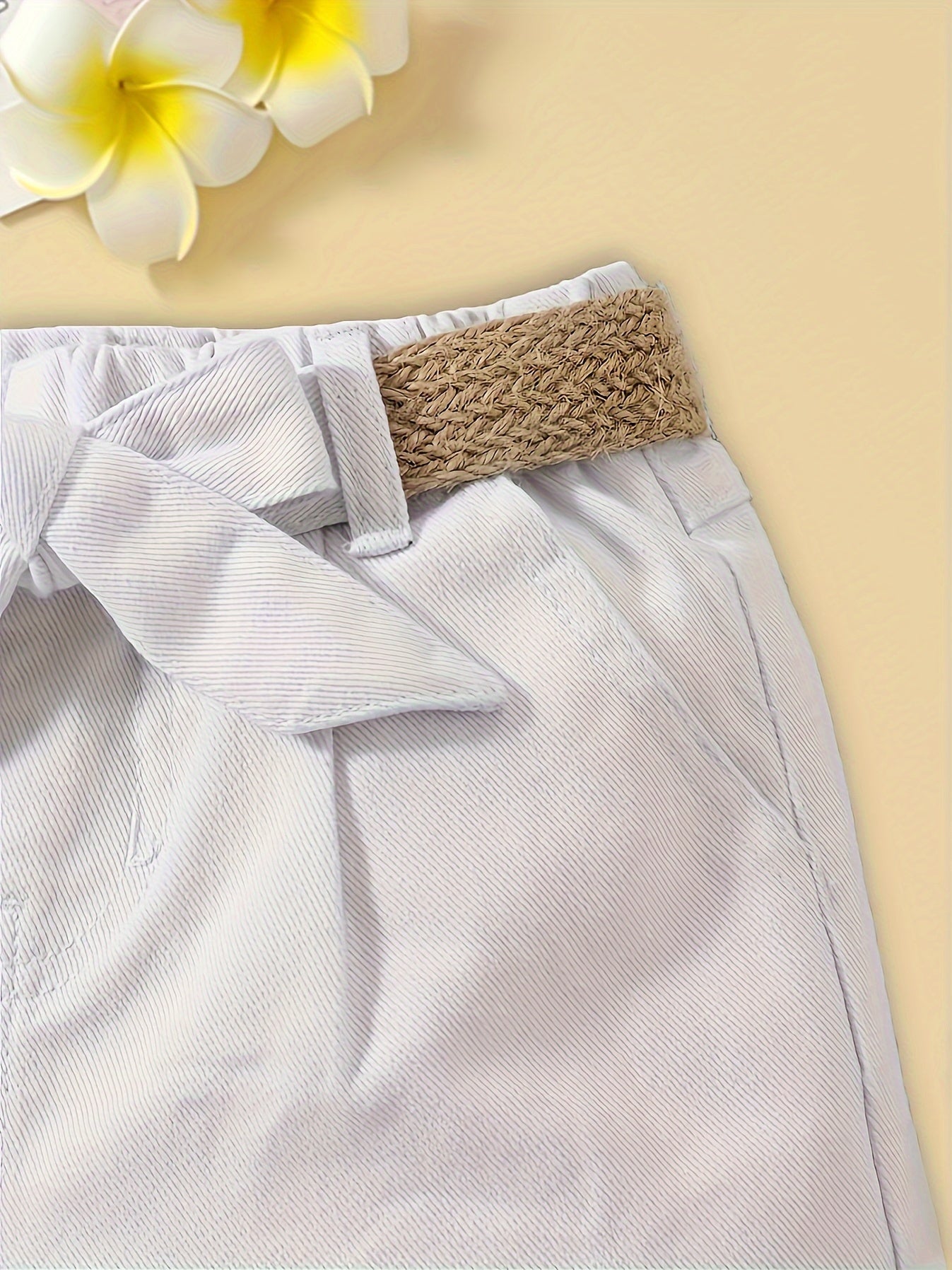 Dame paperbag-shorts i high-waist-stil med sløjfe og flettet bælte – moderigtige til fritid og ferie