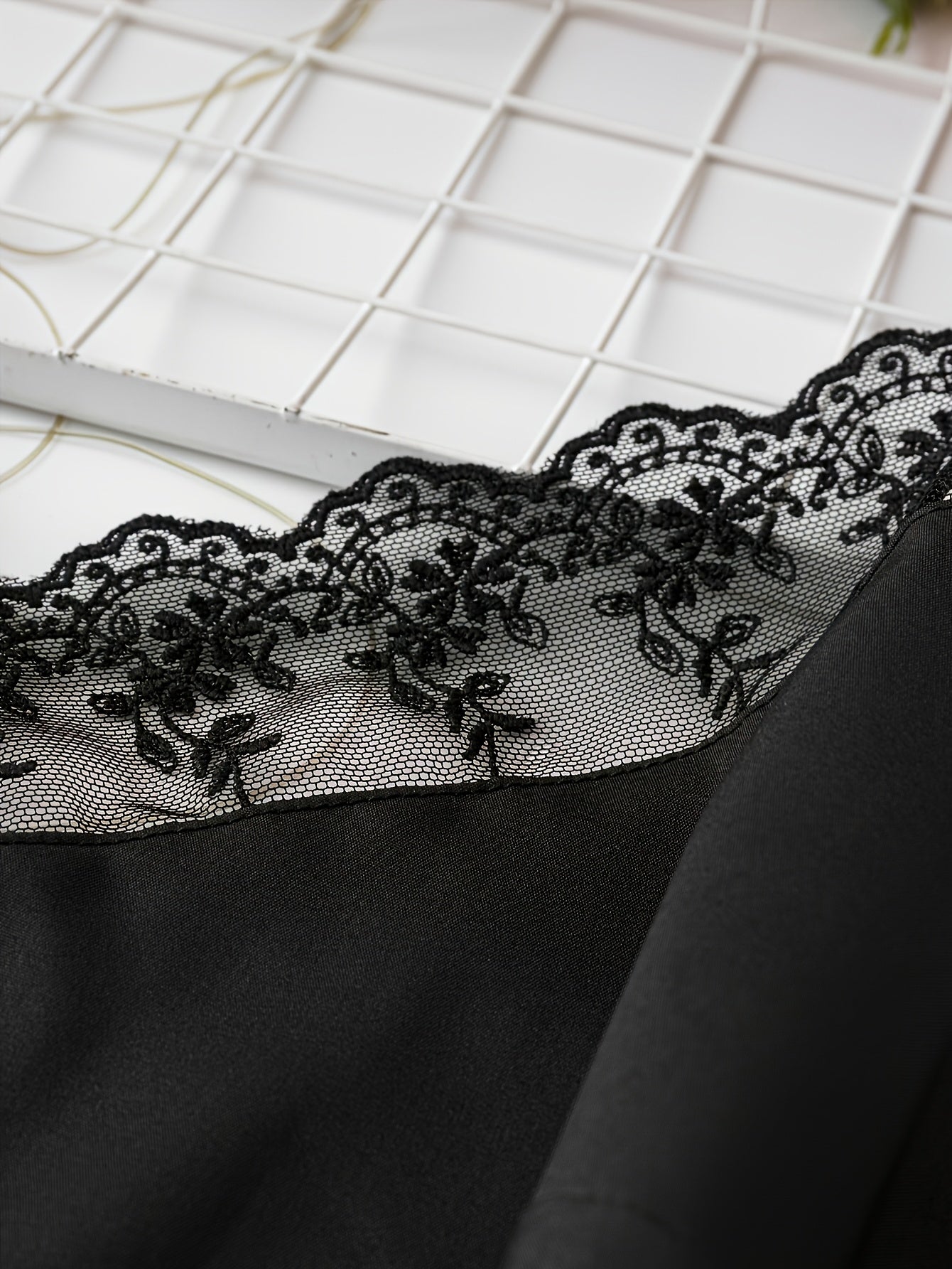 Damen Spitzen-Top mit Knopfleiste und Spaghettiträgern – Elegantes Camisole für Alltag & Ausgehen